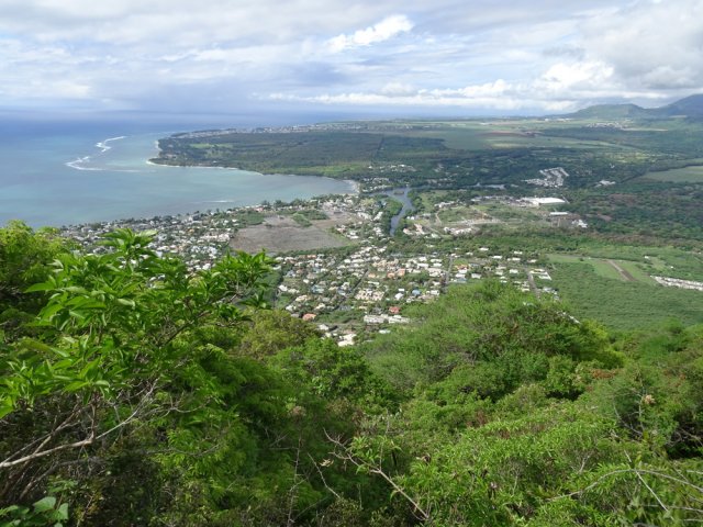 En s'élevant, le regard porte jusqu'au Mont Saint-Pierre et Flic en Flac