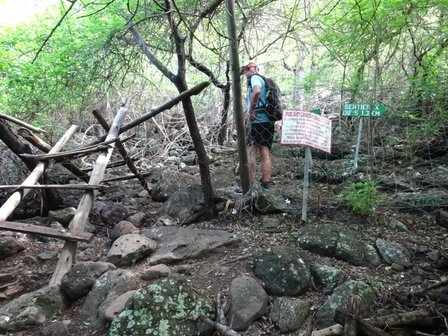 Franchir l'échelle rudimentaire au croisement des sentiers X et Z
