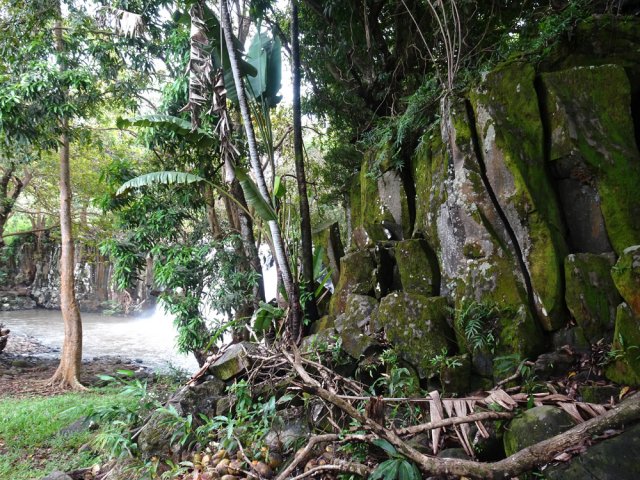 Les rochers cachent la cascade