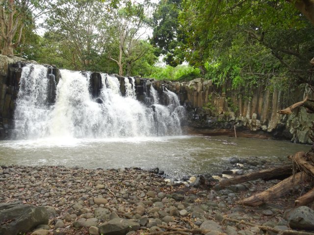 Grand bassin peu profond alimenté par une large cascade