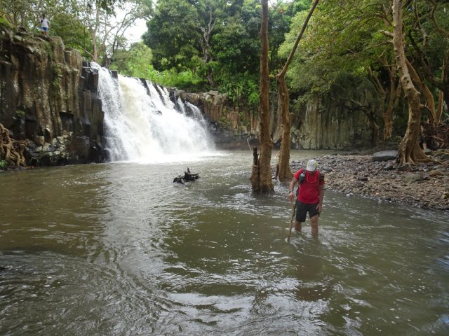 On doit traverser pour atteindre le sommet de la cascade