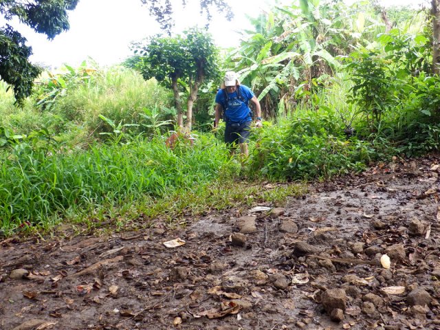 Emprunter un sentier pentu pour atteindre la piste