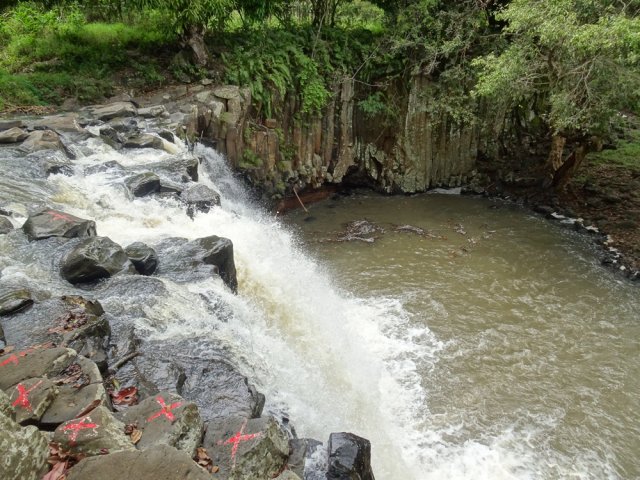 Vue sur le bassin depuis le haut de la chute