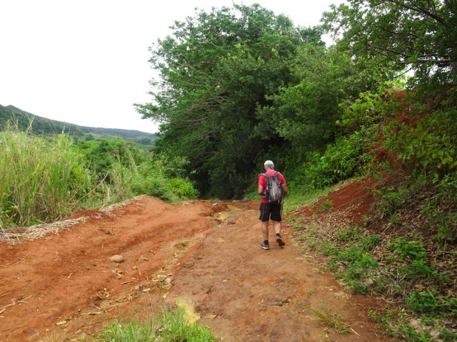 Terre rouge laissant des traces sur chaussures et vêtements