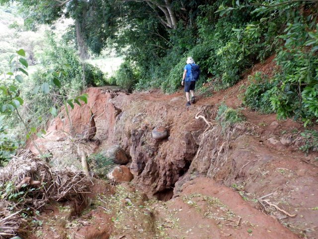 Un sentier permet d'éviter ces accidents de terrain
