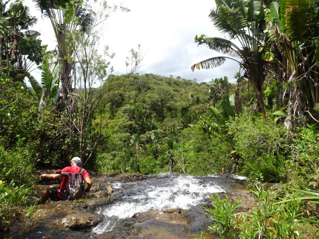 Prendre garde aux rochers glissants pour s'approcher du bord de la cascade