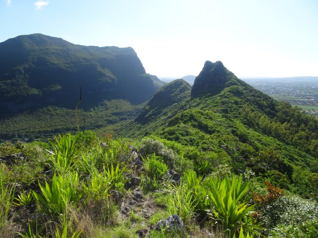 Après le point de vue, on distingue le sentier qui se poursuit vers l'est