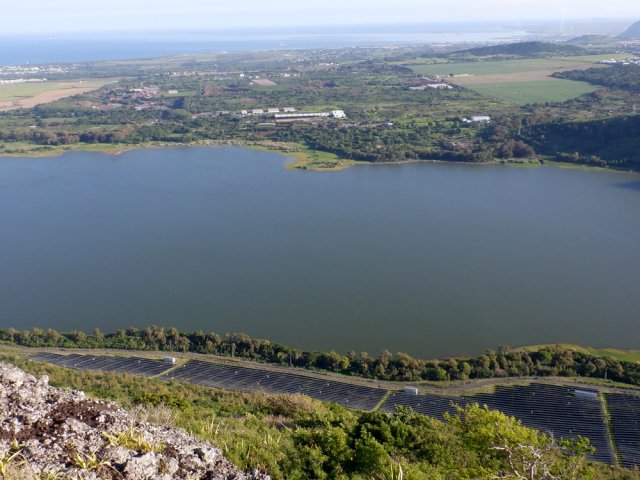 On distingue bien la ferme photovoltaïque