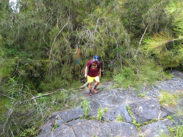 Le sentier, à peine visible, sort près d'une roche dominant un bassin