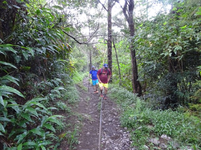 On longe constamment une petite canalisation
