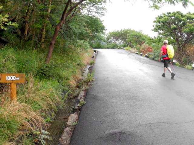De petits panneaux indiquent les distances parcourues