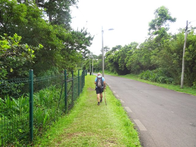 Une fois sorti, partir à gauche et longer le grillage