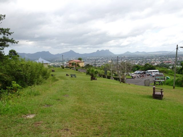 Un autre parking avec des dizaines de visiteurs