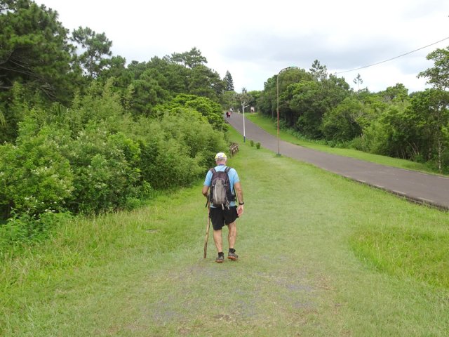 On ne marche jamais sur la petite route faisant le tour du cratère