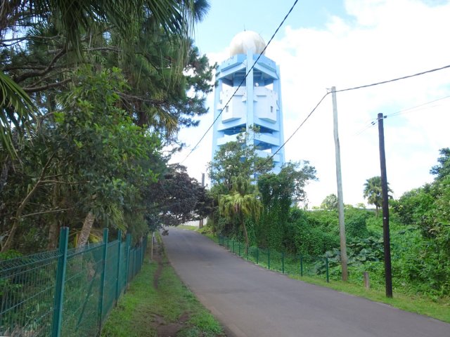 Longer le grillage en direction du service météo