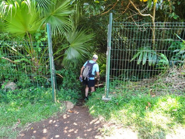 Le seul sentier correct de descente débute à cette porte