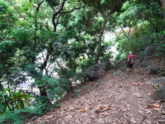Courte descente d'où l'on aperçoit déjà la cascade