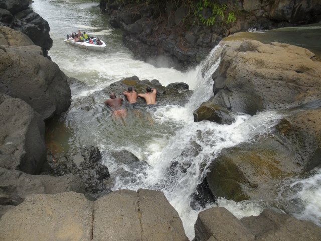 Un bassin en contrebas sert de grosse baignoire