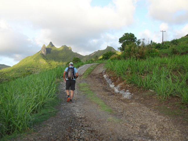 Départ par la piste avec vues sur le Mount Bambou