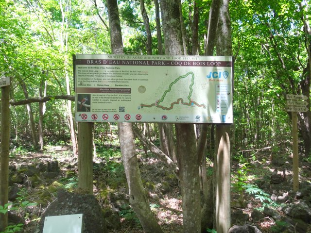 Les panneaux sont situés aux embranchements de pistes