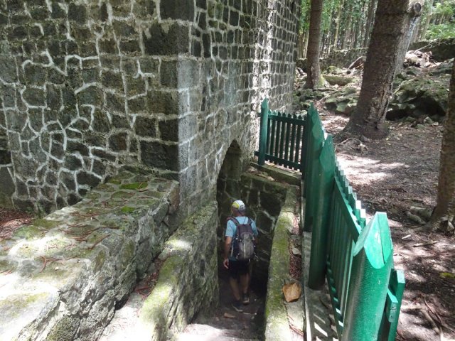 Courte visite au Puits des Français avant d'entamer la boucle