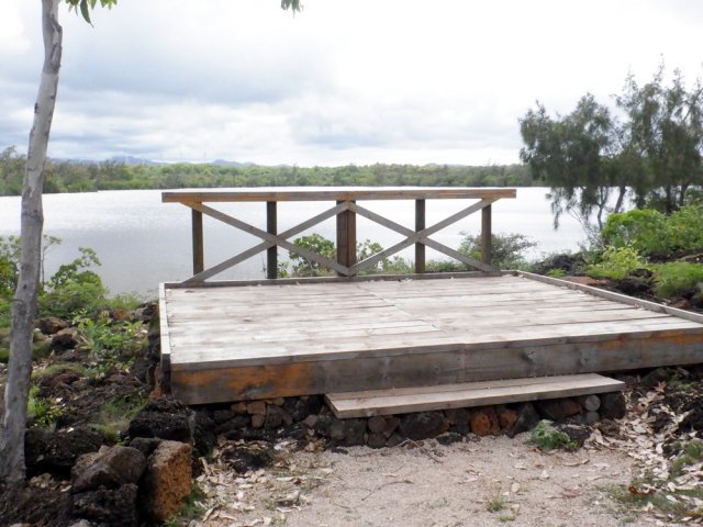 Le ponton d'observation. Ne pas attendre le passage de la Sarcelle de Maurice !