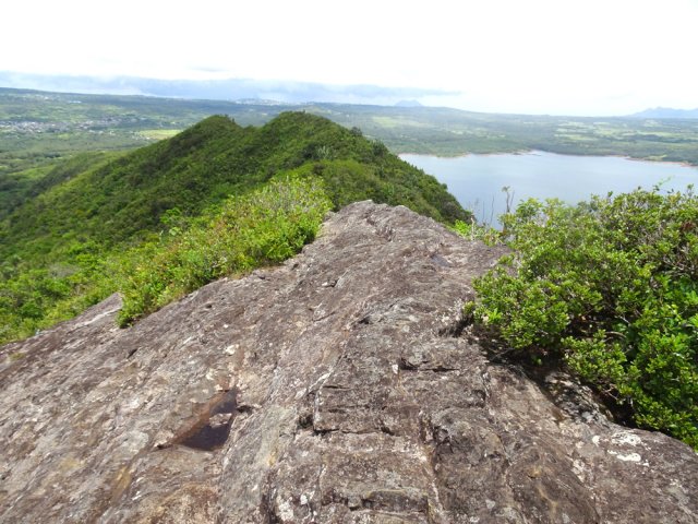 Le sentier se poursuit sur les collines à l'ouest