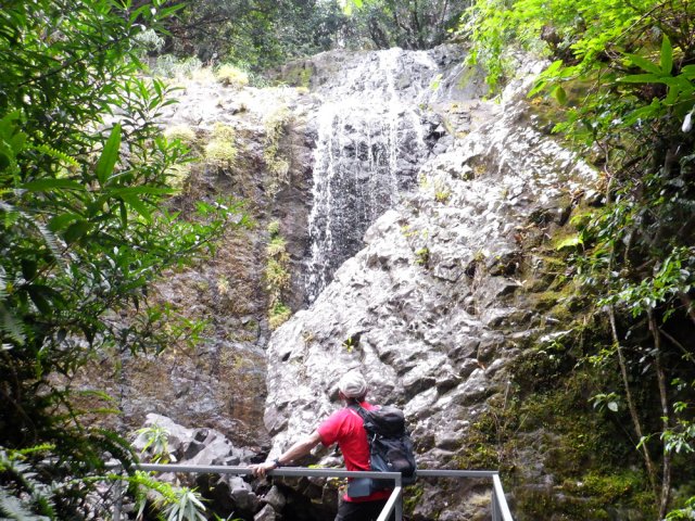 L'ouvrage évite de marcher sur les roches au sol