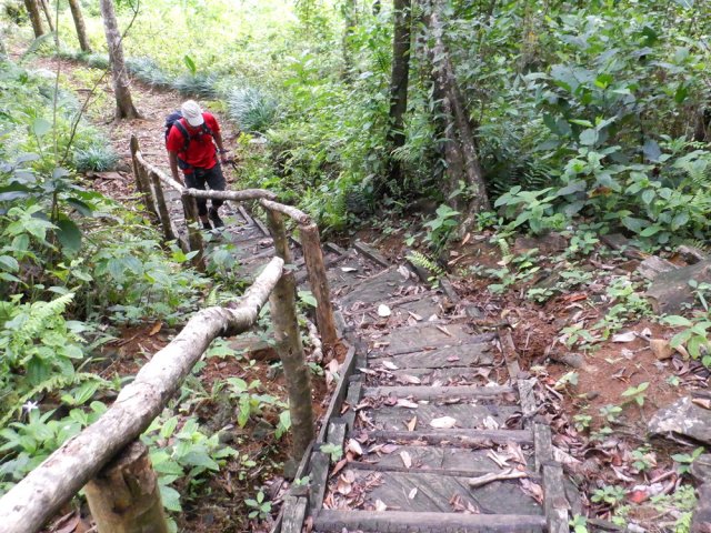 Il est aménagé par endroits avec des marches en bois