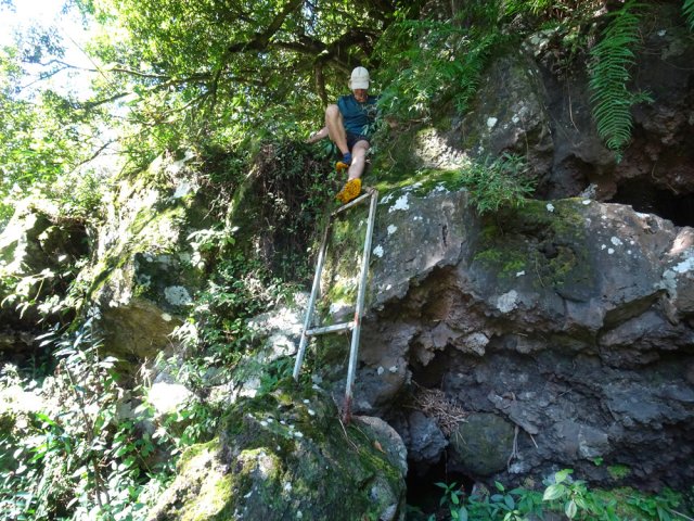 La descente est très périlleuse. Une corde peut rassurer