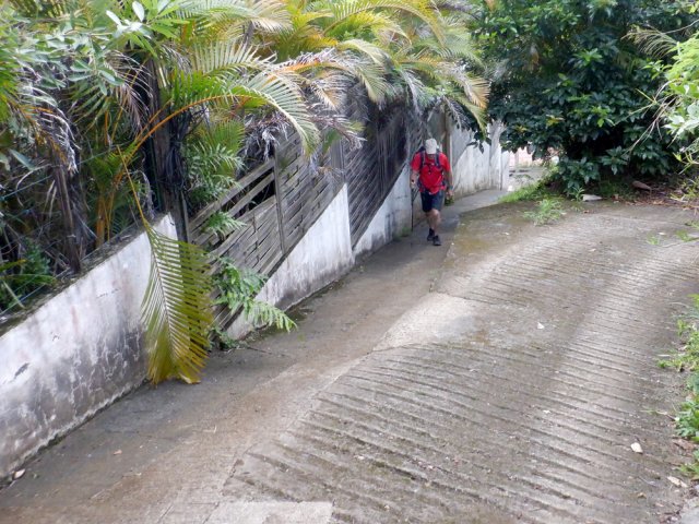 Il débouche sur une route bétonnée très pentue