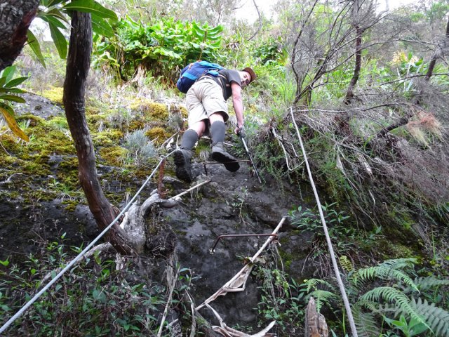 Les passages verticaux sont assurés par des fers fixés dans la roche