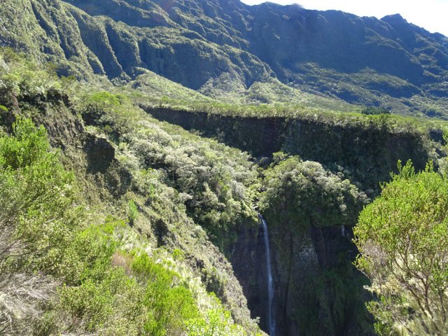 Une très haute cascade d'un affluent du Bas de Benjoin