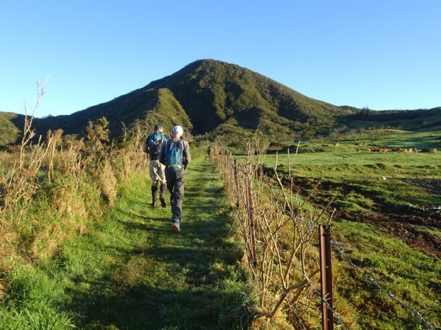 Départ tranquille entre les prairies bordant le GRR2