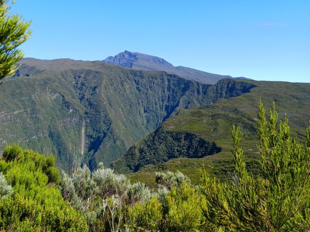 Vues imprenables sur la vallée, le Piton des Neiges et la Cascade Jean Dugain
