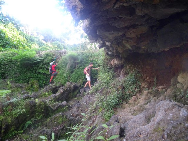 Visite des vastes grottes creusées par les crues avant une nouvelle escalade