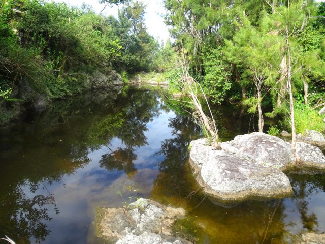 Cette grande retenue d'eau se contourne aussi en rive droite