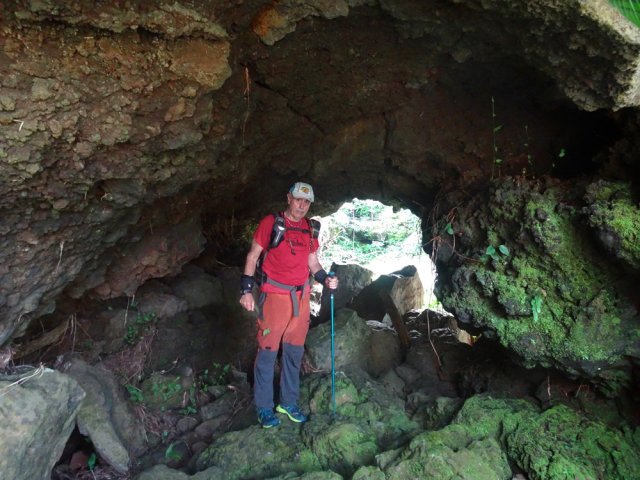 Petit écart de 20 m pour aller voir ce tronçon de tunnel de lave