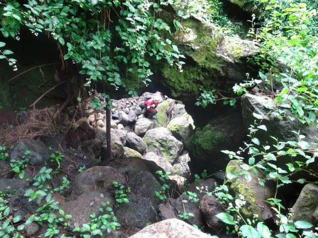 Une arche basaltique, vestige d'un autre tunnel effondré