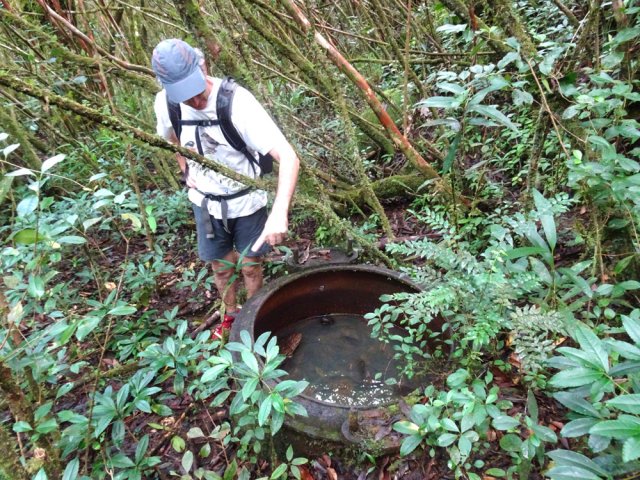 Une réserve d'eau dans une centrifugeuse à sucre près des restes de 3 cases