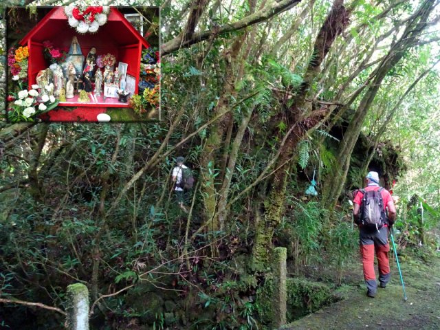 Emprunter le sentier entre la ravine et l'oratoire de tous les saints