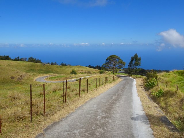 Superbe petite route sinueuse en légère descente