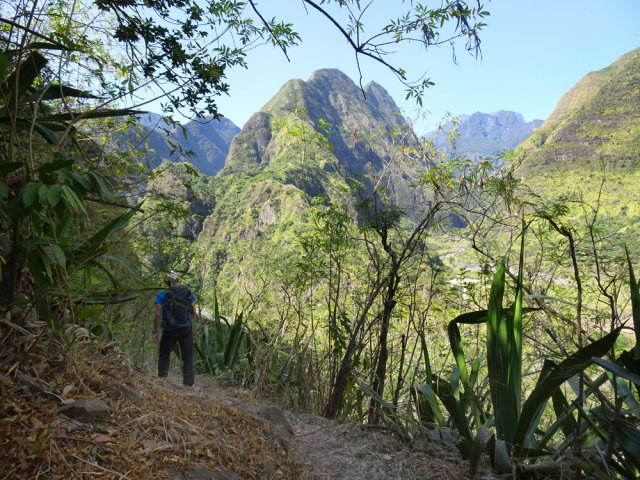 On se rapproche rapidement de la Rivière des Galets qu'on aperçoit au fond de la vallée