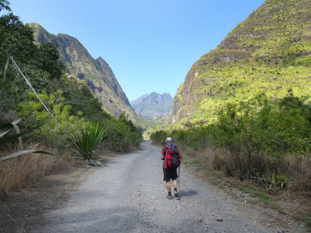 La piste sableuse empruntée par les taxis de Mafate