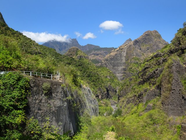 Sentier bien protégé en bordure de falaise abrupte