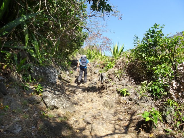 Le sentier se poursuit sur plaques basaltiques et à travers les roches