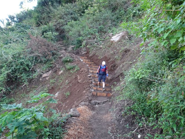 Un sentier bien réaménagé pour passer un éboulis récent