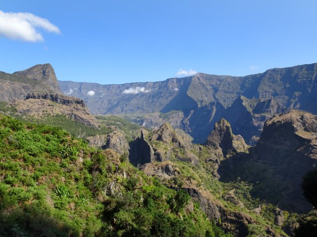 Vers l'Îlet Moutou avec de magnifiques paysages du nord de Mafate