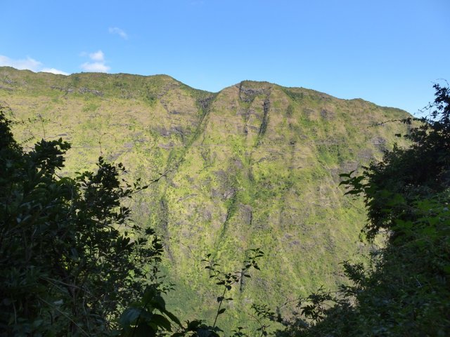 On distingue à tout moment la longue canalisation des Orangers