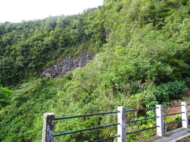 L'Îlet du Milieu sur son éperon rocheux en rive droite du Bras Sec